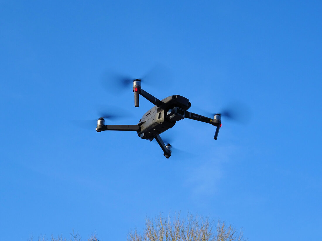 Drone en vol réalisant une prise de vue